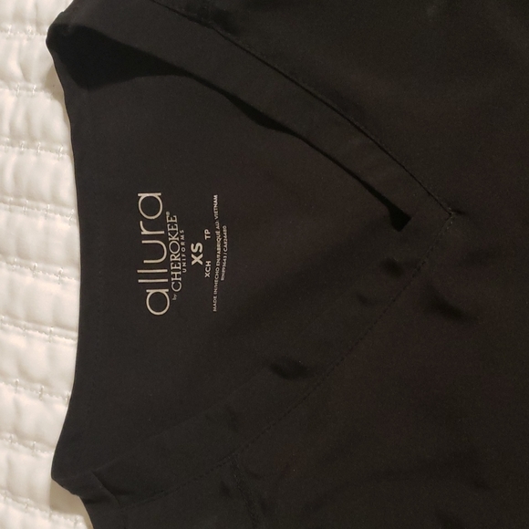 Allura black scrub top barely worn - Picture 2 of 4